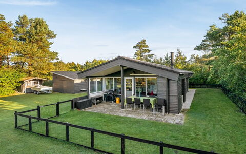 Sjarlotte - 400M to the Fjord: Casa, Tetto, Casa, Porta, Villetta, Shade, Giardino, Groundcover, Portico, Cortile