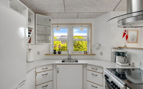 Skarthi - 200M from the Sea: Cucina, Soffitto, Elettrodomestico Da Cucina, Controsoffitto, Interior Design, Pavimentazione, Apparecchio Major, Illuminazione, Cabinetry, Pavimento