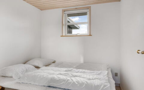 Skarthi - 200M from the Sea: Parete, Legna, Soffitto, Camera Da Letto, Pavimento, Interior Design, Lenzuolo, Pavimentazione, Bedding, Letto