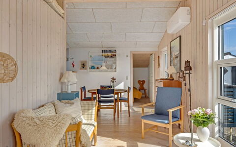 Skarthi - 200M from the Sea: Mobilia, Legna, Pavimentazione, Interior Design, Pavimento, Soffitto, Casa, Camera, Sedia, Soggiorno