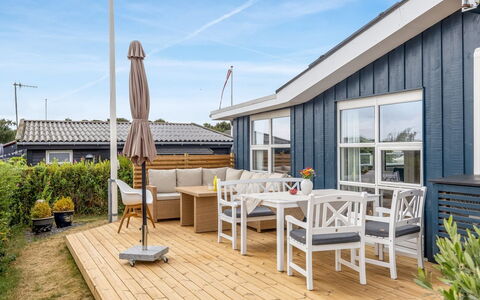 Skarthi - 200M from the Sea: Legna, Casa, Deck, Raccordo, Plank, Latifoglie, Shade, Portico, Design, Color Legno
