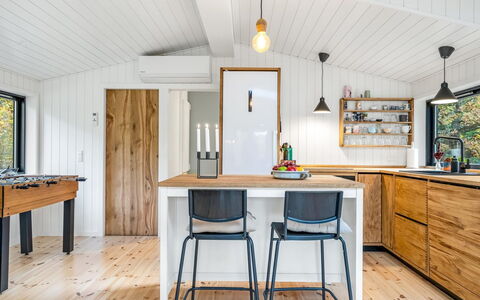 Sofija - from the Sea: Cucina, Mobilia, Controsoffitto, Legna, Interior Design, Pavimentazione, Elettrodomestico Da Cucina, Soffitto, Cabinetry, Apparecchio Major