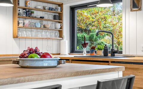 Sofija - from the Sea: Cucina, Mobilia, Controsoffitto, Elettrodomestico Da Cucina, Interior Design, Cabinetry, Legna, Pavimentazione, Elettrodomestico, Tavola
