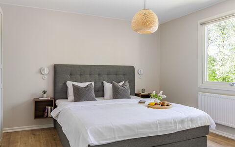 Leas Pärla: Mobilia, Letto, Interior Design, Camera Da Letto, Bedding, Pavimentazione, Lenzuolo, Legna, Pavimento, Biancheria