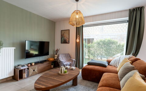 Casa Pepino in Quiet Cul de Sac: Mobilia, Interior Design, Pavimentazione, Divano, Legna, Soggiorno, Soffitto, Pavimento, Casa, Camera