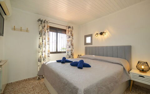 Ker Solea: Letto, Mobilia, Interior Design, Camera Da Letto, Bedding, Lenzuolo, Pavimentazione, Pavimento, Legna, Camera