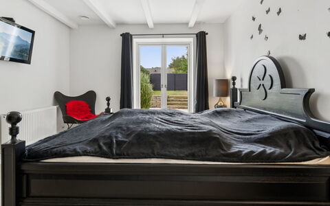 Rusalina - 20M from the Sea: Mobilia, Letto, Camera Da Letto, Interior Design, Pavimentazione, Pavimento, Bedding, Lenzuolo, Legna, Biancheria