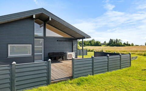 Konsta - 300M from the Sea: Pavimentazione, Pavimento, Interior Design, Soffitto, Porta, Le Scale, Modanatura, Color Legno, Corrimano, Latifoglie