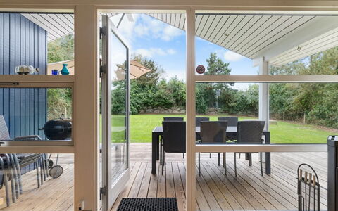 Ellinor - 190M from the Sea: Tetto, Casa, Casa, Villetta, Porta, Raccordo, Deck, Portico, Plank, Latifoglie