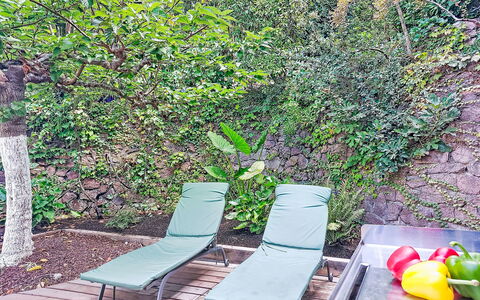Villa 50: Mobilia, Mobili Da Esterno, Groundcover, Sedia, Giardino, Lettino, Shade, Backyard, Design, Cortile