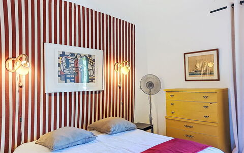Villa 50: Interior Design, Parete, Camera Da Letto, Legna, Mobilia, Tessile, Letto, Cornice, Lenzuolo, Illuminazione