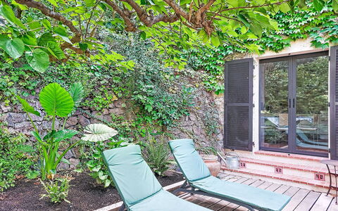 Villa 50: Verde, Mobili Da Esterno, Arbusto, Giardino, Shade, Groundcover, Backyard, Cortile, Sedia