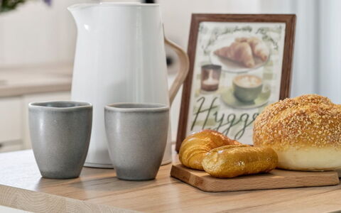 Baarde - 1.2Km from the Sea: Tavola, Serveware, Cibo, Dishware, Porcellana, Ingrediente, Bicchieri