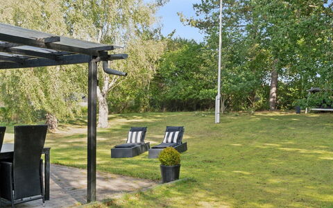 Baarde - 1.2Km from the Sea: Erba, Mobilia, Mobili Da Esterno, Shade, Lotto, Giardino, Prato, Luce Del Sole, Sedia