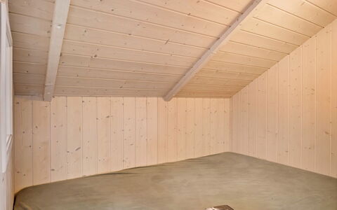 Bruse - 200M from the Sea: Legna, Pavimentazione, Soffitto, Pavimento, Attico, Camera, Latifoglie, Plank, Color Legno, Compensato