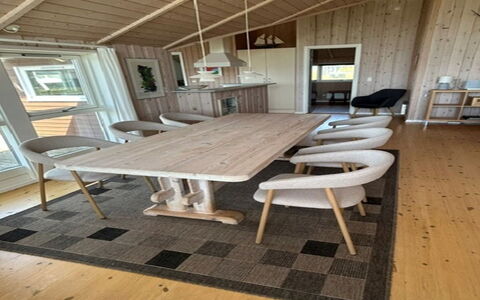 Bruse - 200M from the Sea: Legna, Mobilia, Pavimentazione, Pavimento, Pavimento In Legno, Color Legno, Latifoglie, Sedia, Cucina & Sala Da Pranzo Tavolo, Plank