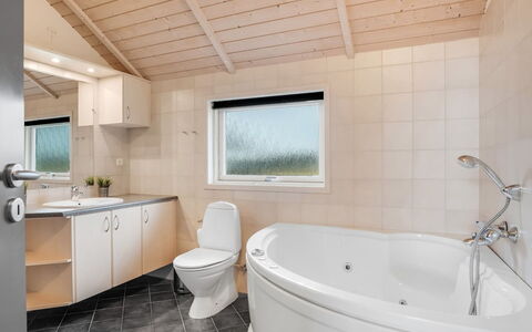 Bruse - 200M from the Sea: Idraulico Fixture, Soffitto, Bagno, Pavimentazione, Rubinetto, Idraulico, Pavimento, Lavello, Interior Design, Casa