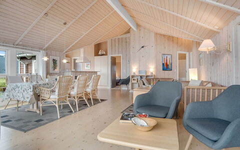 Bruse - 200M from the Sea: Soffitto, Interior Design, Pavimento, Soggiorno, Pavimento In Legno, Sedia, Lampada, Latifoglie, Cucina & Sala Da Pranzo Tavolo, Color Legno