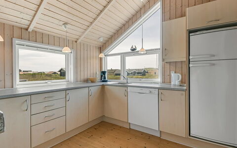 Bruse - 200M from the Sea: Legna, Soffitto, Pavimentazione, Interior Design, Pavimento, Casa, Camera, Cucina, Cabinetry, Color Legno