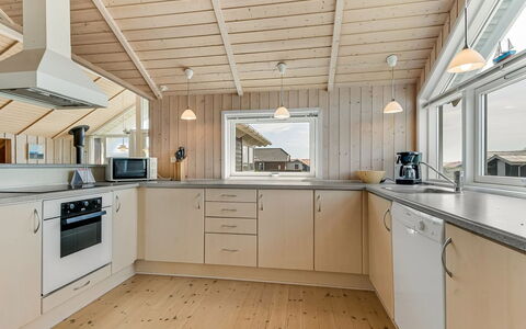 Bruse - 200M from the Sea: Legna, Soffitto, Pavimentazione, Interior Design, Pavimento, Casa, Cucina, Latifoglie, Controsoffitto, Cabinetry