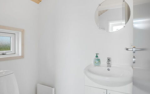 Bruse - 200M from the Sea: Parete, Idraulico Fixture, Interior Design, Bagno, Pavimentazione, Pavimento, Lavandino Del Bagno, Soffitto, Rubinetto, Lavello