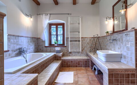 Nadua: Pavimentazione, Parete, Idraulico Fixture, Interior Design, Pavimento, Rubinetto, Idraulico, Piastrella, Bagno, Lavello