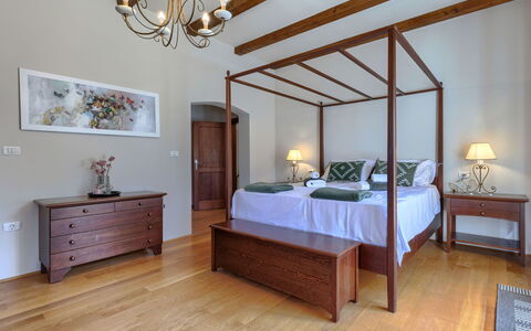 Nadua: Mobilia, Interior Design, Letto, Pavimentazione, Parete, Camera Da Letto, Pavimento, Legna, Soffitto, Camera