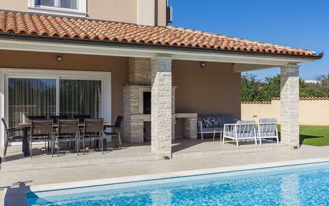 Magica: Zona Residenziale, Piscina, Casa, Casa, Portico, Tetto, Architettura, Porta, Estate, Materiale Composito