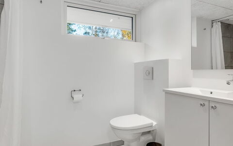 Alika - 300M from the Sea: Pavimentazione, Parete, Idraulico Fixture, Pavimento, Interior Design, Bagno, Soffitto, Lavello, Idraulico, Lavandino Del Bagno