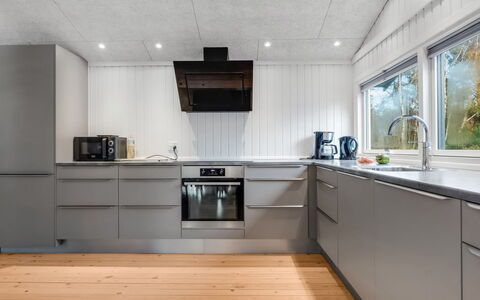 Alika - 300M from the Sea: Legna, Cucina, Pavimentazione, Apparecchio Major, Elettrodomestico Da Cucina, Controsoffitto, Interior Design, Soffitto, Pavimento, Elettrodomestico