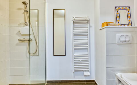 Villa Cano: Pavimentazione, Pavimento, Idraulico Fixture, Bagno, Interior Design, Gabinetto, Idraulico, Piastrella, Porta, Rubinetto