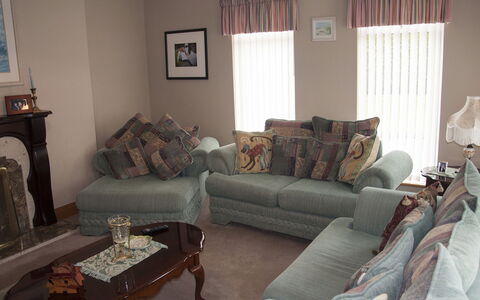 Eagle View Holiday Home: Mobilia, Interior Design, Divano, Legna, Soggiorno, Pavimentazione, Tessile, Camera, Pavimento, Illuminazione