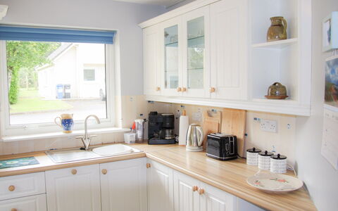 Dunmore Villas Holiday Home No 1: Cucina, Elettrodomestico Da Cucina, Interior Design, Controsoffitto, Cabinetry, Legna, Mobilia, Pavimentazione, Credenza, Illuminazione