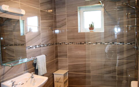 Dunmore Villas Holiday Home No 1: Interior Design, Idraulico Fixture, Pavimentazione, Bagno, Pavimento, Idraulico, Illuminazione, Piastrella, Casa, Rubinetto