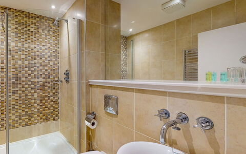 Castlemartyr Lodges (Tr4) No 1 (3 Bed): Bagno, Idraulico Fixture, Pavimentazione, Interior Design, Parete, Pavimento, Lavello, Lavandino Del Bagno, Rubinetto, Piastrella