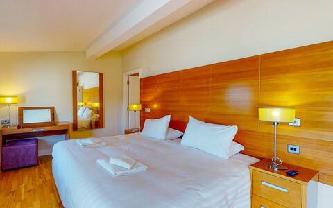 Castlemartyr Lodges (Tr4) No 1 (3 Bed): Hotel, Color Legno, Ricorrere, Telaio Del Letto, Letto, Camera Da Letto