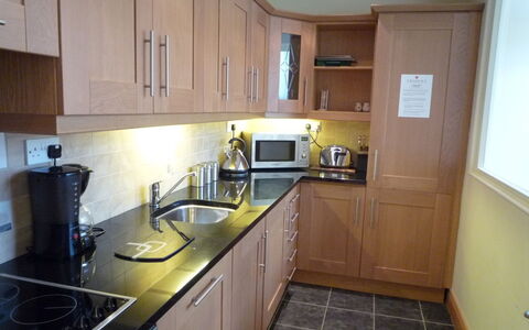 Castle Quay (Tr4) Hh No 14: Cucina, Controsoffitto, Elettrodomestico Da Cucina, Pavimentazione, Cabinetry, Apparecchio Major, Interior Design, Legna, Lavello, Mobilia