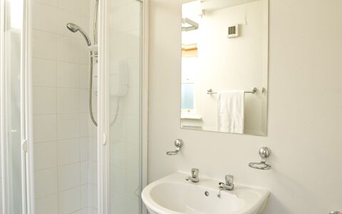 Castle Quay (Tr4) Hh No 14: Parete, Lavandino Del Bagno, Interior Design, Pavimentazione, Pavimento, Idraulico Fixture, Bagno, Camera, Lavello, Specchio