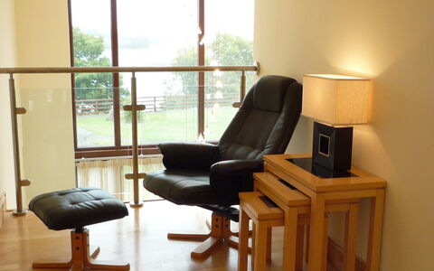 Castle Quay (Tr4) Hh No 14: Mobilia, Legna, Pavimentazione, Pavimento, Interior Design, Pavimento In Legno, Sedia, Soggiorno, Camera, Club Chair