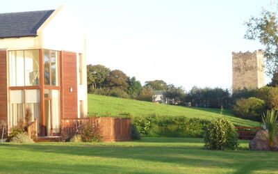 Castle Quay (Tr4) Hh No 14: Erba, Arbusto, Giardino, Lotto, Prato, Groundcover, Landscaping, Cortile, Estate, Backyard