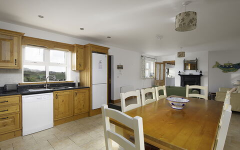 Rhea Holiday Home Bantry: Legna, Mobilia, Interior Design, Soffitto, Pavimentazione, Cabinetry, Pavimento, Camera, Cucina, Credenza