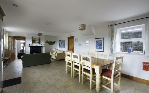 Rhea Holiday Home Bantry: Mobilia, Legna, Tavolo, Pavimentazione, Interior Design, Soffitto, Pavimento, Camera, Sedia, Soggiorno