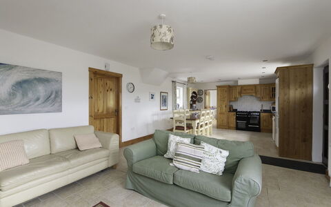Rhea Holiday Home Bantry: Mobilia, Legna, Divano, Interior Design, Pavimentazione, Casa, Soffitto, Pavimento, Soggiorno, Camera