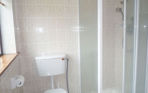 Boherbue (Tr1) Holiday Home: Bagno, Idraulico Fixture, Parete, Lavandino Del Bagno, Pavimento, Pavimentazione, Lavello, Interior Design, Idraulico, Rubinetto