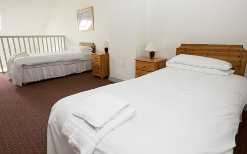 Spanish Cove(Tr4) D4 (Sleeps 5): Letto, Mobilia, Camera Da Letto, Pavimento, Legna, Pavimentazione, Interior Design, Lenzuolo, Bedding, Soffitto