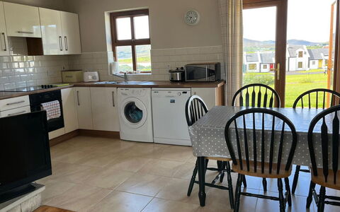 Achill Sound Holiday Village No 11: Sedia, Mobili Da Esterno, Cortile, Balcone, Larice, Villa, Pine Famiglia, Eco Hotel