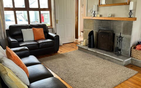 Achill Sound Holiday Village No 11: Sedia, Mobili Da Esterno, Cortile, Balcone, Larice, Villa, Pine Famiglia, Eco Hotel