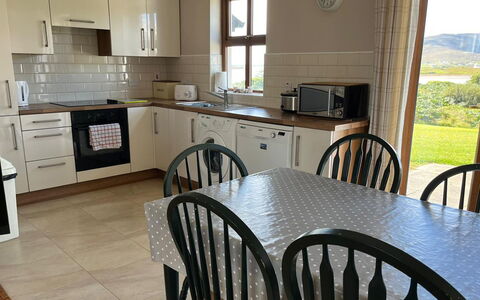 Achill Sound Holiday Village No 11: Sedia, Mobili Da Esterno, Cortile, Balcone, Larice, Villa, Pine Famiglia, Eco Hotel