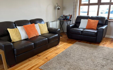 Achill Sound Holiday Village No 11: Sedia, Mobili Da Esterno, Cortile, Balcone, Larice, Villa, Pine Famiglia, Eco Hotel