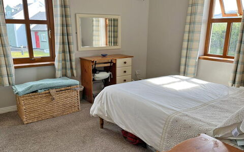 Achill Sound Holiday Village No 11: Sedia, Mobili Da Esterno, Cortile, Balcone, Larice, Villa, Pine Famiglia, Eco Hotel